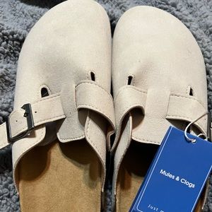 Bought off Amazon new w tags women’s size 10